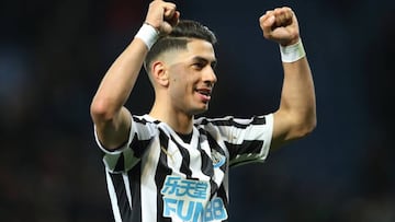 Ayoze celebra su gol al Leicester