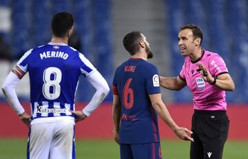 Koke hablando con el árbitro del encuentro, Guillermo Cuadra Fernández.