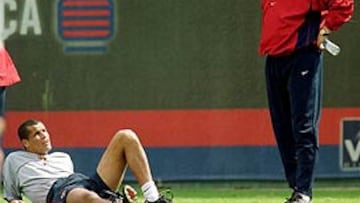 <b>¡Tú no ilusión!¡Tú no compromiso!</b> Eso parece que le dice Van Gaal a Rivaldo. El técnico cree que el brasileño bajó su rendimiento desde que recibió el Balón de Oro. Pues ahora que es campeón del mundo, lo mismo ni entrena. Y aún así seguiría siendo mejor que la mayoría. Que casi todos.