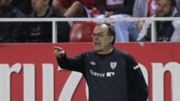 El entrenador argentino del Athletic de Bilbao, Marcelo Bielsa, da instrucciones a sus jugadores durante el partido de Liga ante el Sevilla que están disputando esta noche en el estadio Sánchez Pizjuán.