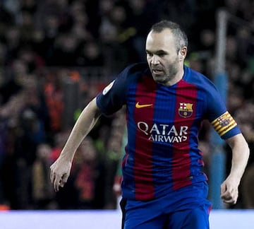 Iniesta en un partido con el Barcelona luciendo el brazalete de capitán.