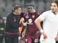Turin (Italy), 01/03/2026.- Torino's Duvan Zapata celebrates with his coach Roberto D'Aversa after scoring the 2-0 goal during the Italian Serie A soccer match between Torino FC and SS Lazio in Turin, Italy, 01 March 2026. (Italia) EFE/EPA/ALESSANDRO DI MARCO