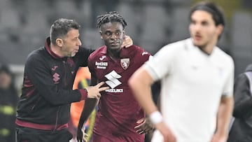 Turin (Italy), 01/03/2026.- Torino's Duvan Zapata celebrates with his coach Roberto D'Aversa after scoring the 2-0 goal during the Italian Serie A soccer match between Torino FC and SS Lazio in Turin, Italy, 01 March 2026. (Italia) EFE/EPA/ALESSANDRO DI MARCO