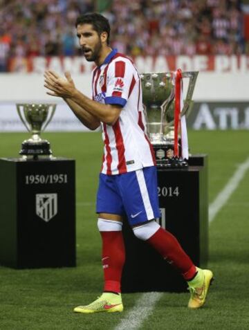 Raúl García con la Copa de la Liga conseguida en 2014.