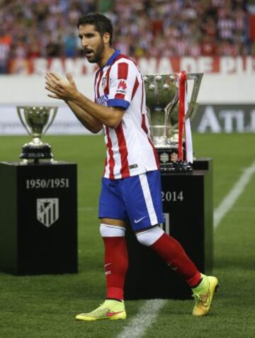 Raúl García con la Copa de la Liga conseguida en 2014.
