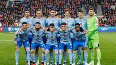 El once inicial de España. Rodrigo Hernández, Fabián Ruiz, Aymeric Laporte, Robin Le Normand, Álvaro Morata, Unai Simón, Ferran Torres, Dani Carvajal, Fran García, Gavi y Ansu Fati.
