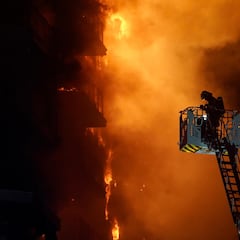 El fuego devora un edificio de 14 plantas en Valencia