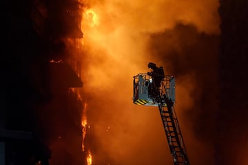 Un incendio de grandes dimensiones arrasa un edificio de 14 plantas generando una gran columna  de fuego y una densa humareda dificultano a los bomberos las labores de extición.