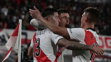 River Plate's midfielder Jose Paradela (C) celebrates with teammates forward Braian Romero (R) and midfielder Enzo Fernandez after scoring a goal against Lanus during their Argentine Professional Football League Tournament 2022 match at El Monumental Antonio Liberti stadium in Buenos Aires, on June 25, 2022. (Photo by ALEJANDRO PAGNI / AFP)