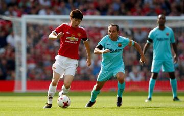 Manchester United's Ji Sung Park in action with Barcelona's Sergi Barjuan