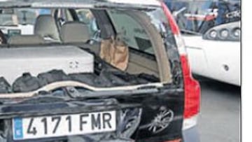 <b>VIAJE ACCIDENTADO. </b>Eduardo Gonzalo chocó con la luna trasera del coche del Caisse d'Epargne y se tuvo que retirar de la carrera.