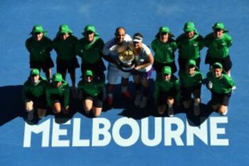 Los colombianos Abigail Spears y Juan Sebasti¨¢n Cabal posan con el trofeo de ganadores de los dobles mixtos del Open de Australia.