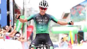 El ciclista colombiano Diego Pescador, que correrá en el Movistar en 2025, celebra su victoria de etapa en la Vuelta de la Juventud 2024.
