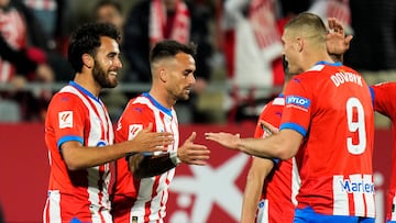 GIRONA, 20/04/2024.- El defensa del Girona CF Eric García (i) celebra tras anotar un gol con sus compañeros, durante el partido de la jornada 32 de LaLiga EA Sports disputado entre el Girona CF y el Cádiz CF, hoy sábado en el estadio municipal de Montilivi de Girona. EFE/Siu Wu
