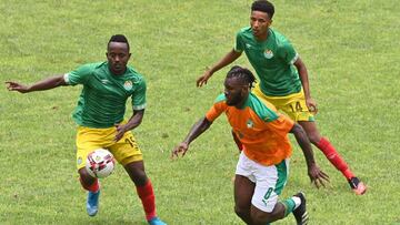 Ivory Coast's midfileder Franck Kessie (R) fights for the ball with Ethiopia's defender Aschalew Seyoum (L) during the 2021 Africa Cup of Nations qualifying football match between Ivory Coast and Ethiopa at the Alassane Ouattara Stadium in Anyam