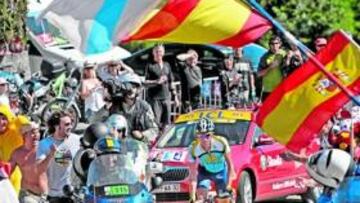 <b>IMPONENTE. </b>Contador afronta los últimos kilómetros de la ascensión a Verbier rodeado de aficionados, muchos de ellos españoles.