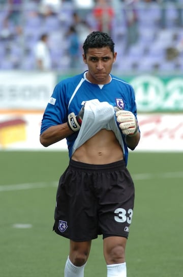 Keylor debutó con el primer equipo de Saprissa en 2005 y desde sus inicios ya destacaba por encima de sus colegas en el arco