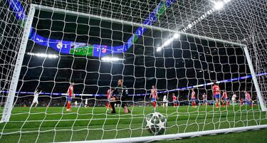 2-1. Brahim Díaz recibe el balón dentro del área, encara a José María Giménez, se va y finaliza con un disparo raso al palo largo de Jan Oblak para marcar el segundo.