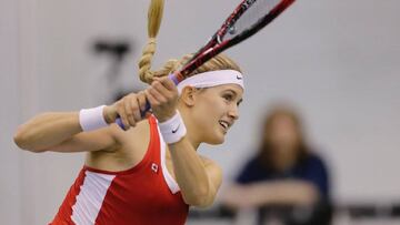 Eugenie Bouchard devuelve una bola durante un partido de la eliminatoria de FedCup entre Canad&aacute; y Ucrania.