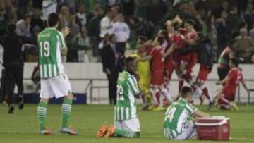 Los jugadores del Betis, tras el derbi con el Sevilla.