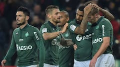 Los jugadores del Saint.Etienne celebran un gol.