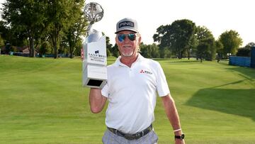 Miguel Ángel Jiménez posa con el trofeo de campeón del Sanford International del PGA Tour Champions en el Minnehaha Country Club de Sioux Falls, South Dakota.