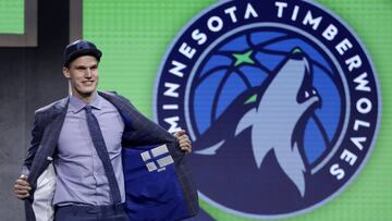 JSX11. BROOKLYN (EE.UU.), 22/06/2017.- El finland&eacute;s Lauri Markkanen celebra luego de ser el seleccionado n&uacute;mero siete por Minnesota Timberwolves durante el sorteo para el sorteo 2017-2018 de la NBA hoy, jueves 22 de junio de 2017, en el Barclays Center de Brooklyn, Nueva York, (EE.UU.). EFE/Jason Szenes