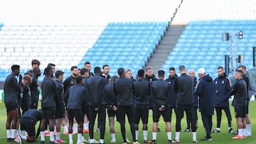 Manchester (United Kingdom), 16/04/2024.- Real Madrid manager Carlo Ancelotti (4-R) speaks to the Real Madrid team during a training session in Manchester, Britain, 16 April 2024. Real Madrid will face Manchester City in the UEFA Champions League quarter final second-leg soccer match on 17 April 2024. (Liga de Campeones, Reino Unido) EFE/EPA/ADAM VAUGHAN