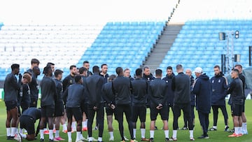 Manchester (United Kingdom), 16/04/2024.- Real Madrid manager Carlo Ancelotti (4-R) speaks to the Real Madrid team during a training session in Manchester, Britain, 16 April 2024. Real Madrid will face Manchester City in the UEFA Champions League quarter final second-leg soccer match on 17 April 2024. (Liga de Campeones, Reino Unido) EFE/EPA/ADAM VAUGHAN
