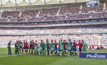 Los jugadores se saludan antes del comienzo del encuentro. 