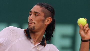 le Chilien Marcelo Rios lance une balle au public apr�s avoir battu l'Espagnol Carlos Moya, le 26 avril, lors des 1/2 finale du tournoi de tennis du centenaire de Monte-Carlo. Rios l'emporte 6-4, 7-6 (7-5). (Photo by PATRICK HERTZOG / AFP)