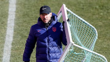 Simeone, en una sesión del Atlético. El técnico se pone al frente.