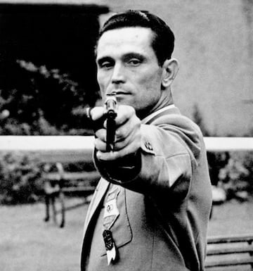 El deportista húngaro Karoly Takács fue medalla de oro en pistola rápida de 25 metros. Se le consideró un gran ejemplo de superación ya que perdió la mano derecha al explotarle una granada en unas maniobras militares en 1938. Pero lejos de rendirse, entrenó su mano izquierda para conseguirlo.