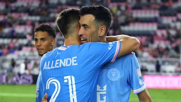 FORT LAUDERDALE, FLORIDA - OCTOBER 04: Sergio Busquets #5 of Inter Miami CF hugs Tadeo Allende #21 during his retirement ceremony from Inter Miami CF after the MLS match between Inter Miami CF and New England Revolution at Chase Stadium on October 04, 2025 in Fort Lauderdale, Florida. Megan Briggs/Getty Images/AFP (Photo by Megan Briggs / GETTY IMAGES NORTH AMERICA / Getty Images via AFP)