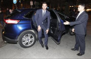 Saúl Craviotto llega al Hotel Palace en un Ford.