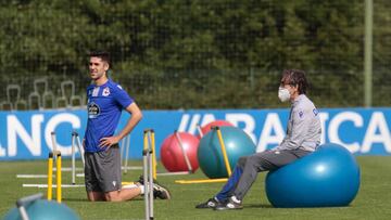 Sabin Merino, del Deportivo, se ejercita ante la atenta mirada de Fernando Vázquez