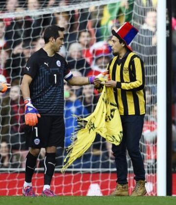 Un hincha chileno con la camiseta de Fernández Vial entra a la cancha del Emirates Stadium.