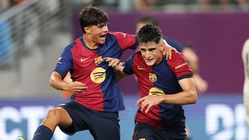 Pau Víctor y Quim Junyent celebran el segundo gol del Barça.