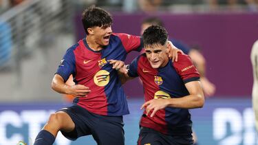 Pau Víctor y Quim Junyent celebran el segundo gol del Barça.