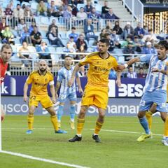 Un autogol de Erik Morán alegra la vida a un tenso Málaga
