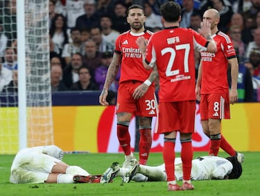 Tremendo susto tras el choque entre Eduardo Camavinga y Raúl Asencio. El defensa central se lleva la peor parte. Fue atendido por los servicios médicos que tras colocarle un collarín, es retirado en camilla. El árbitro aplicaba el protocolo para los golpes en la cabeza.