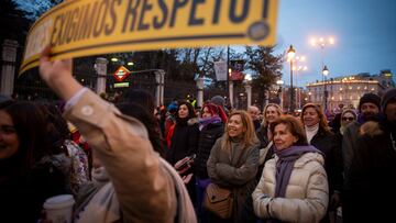 La vicesecretaria de Igualdad, Conciliación y Política Social del PP, Ana Alós (2d), durante la manifestación convocada por el Movimiento Feminista de Madrid por el Día Internacional de la Mujer, a 8 de marzo de 2024, en Madrid (España). El Movimiento Feminista de Madrid ha convocado esta protesta bajo el lema, ‘La prostitución no es un trabajo,  ¡Abolición ya!’ y entre sus principales reivindicaciones, están el fin de las violencias machistas, la pornografía,  la explotación reproductiva y los roles sexuales. La marcha parte de la Plaza de Cibeles para finalizar en la Plaza de España.
08 MARZO 2024;08 MARZO 2024;DÍA DE LA MUJER;8M;MANI;MUJERES;FEMINISMO;SORORIDAD;FEMINISMO
Juan Barbosa / Europa Press
08/03/2024