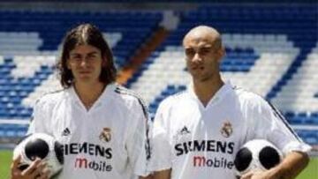 <b>PRESENTADOS.</b> Pablo García y Diogo saltaron al césped del Santiago Bernabéu para posar ante los medios de comunicación.