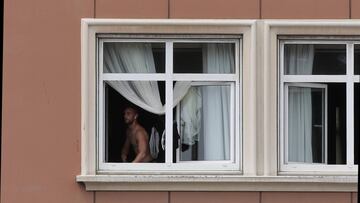Un jugador del Fuenlabrada mira desde la ventana del hotel donde el equipo está pasando la cuarentena.