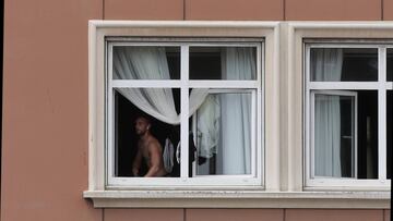 Un jugador del Fuenlabrada mira desde la ventana del hotel donde el equipo est&aacute; pasando la cuarentena. 