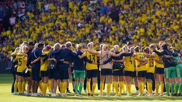 Las jugadoras de Suecia se concentran en el centro del campo tras la victoria frente a Portugal en la Eurocopa femenina.