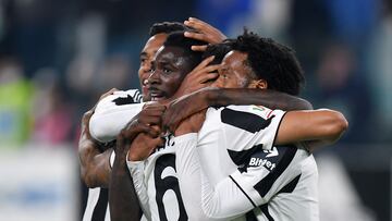 Soccer Football - Coppa Italia - Semi Final - Second Leg - Juventus v Fiorentina - Allianz Stadium, Turin, Italy - April 20, 2022 Juventus' Danilo celebrates scoring their second goal with Juan Cuadrado, Alex Sandro and Moise Kean REUTERS/Daniele Mascolo