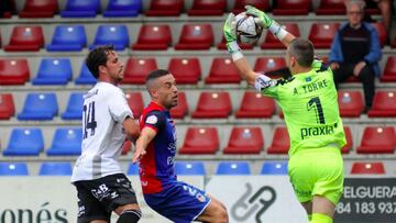 Adrián Torre atrapa el balón en presencia de su compañero Cristian y del delantero Nogueira, durante el encuentro que enfrentó a la UP Langreo y a la Gimnástica Segoviana (1-1), correspondiente a la Jornada 5 en el Grupo