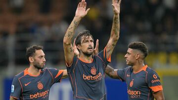 Inter Milan's Italian defender #15 Francesco Acerbi greets supporters at the end of the Italian Serie A football match between Inter Milan and Sassuolo at San Siro stadium in Milan, on September 21, 2025. (Photo by Stefano RELLANDINI / AFP)