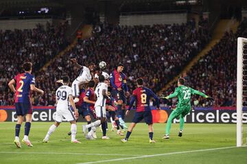 2-3. C¨®rner que lanza Hakan ?alhanoglu, mide mal Wojciech Szczesny y el defensa neerland¨¦s remata en boca de gol.